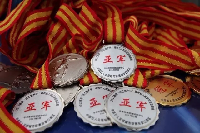 马刺在首发抉择与后场轮换之间权衡